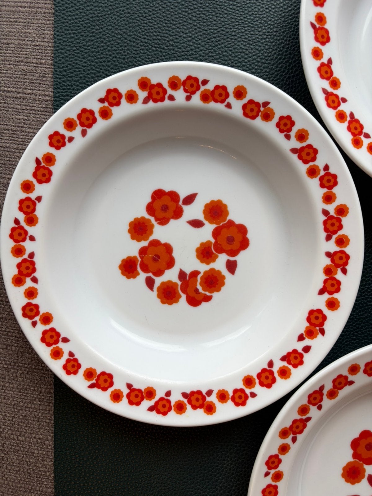 Vintage opaline bordjes van Arcopal France rood/oranje print, Huis en Inrichting, Keuken | Servies, Gebruikt, Overige merken, Vintage