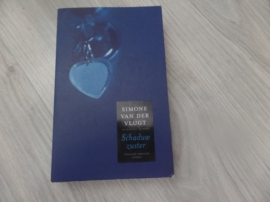 Simone van de vlugt Schaduwzuster, Ophalen of Verzenden, Gelezen, Simone van der Vlugt, Nederland