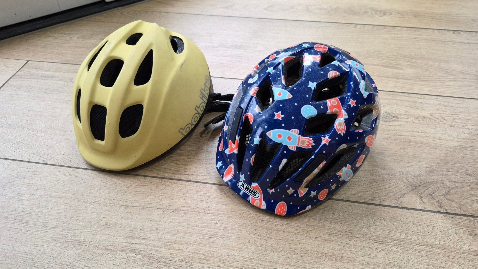 2 kinderfietshelmen: ABUS (ruimte) en Bobike (geel), Ophalen, Gebruikt