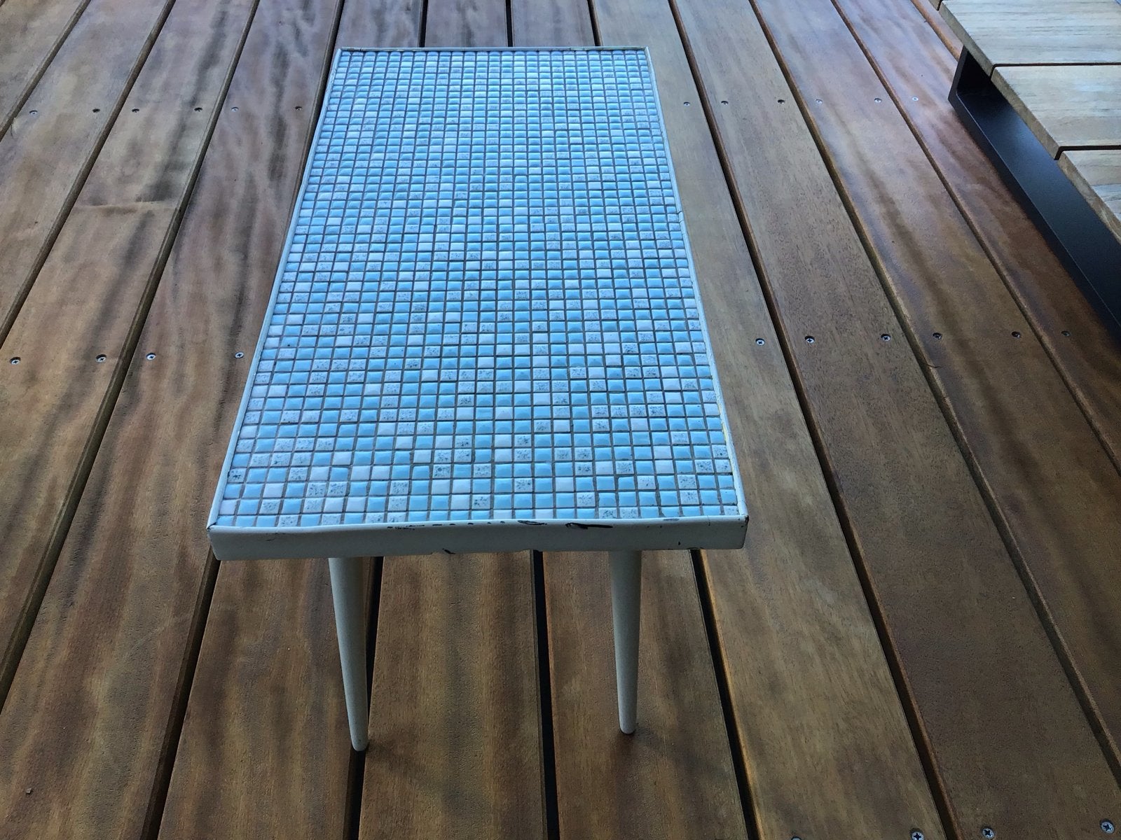 Vintage bijzettafel met mozaïek tegeltjes, Huis en Inrichting, Tafels | Bijzettafels, Ophalen, Gebruikt, 55 tot 75 cm, Rechthoekig