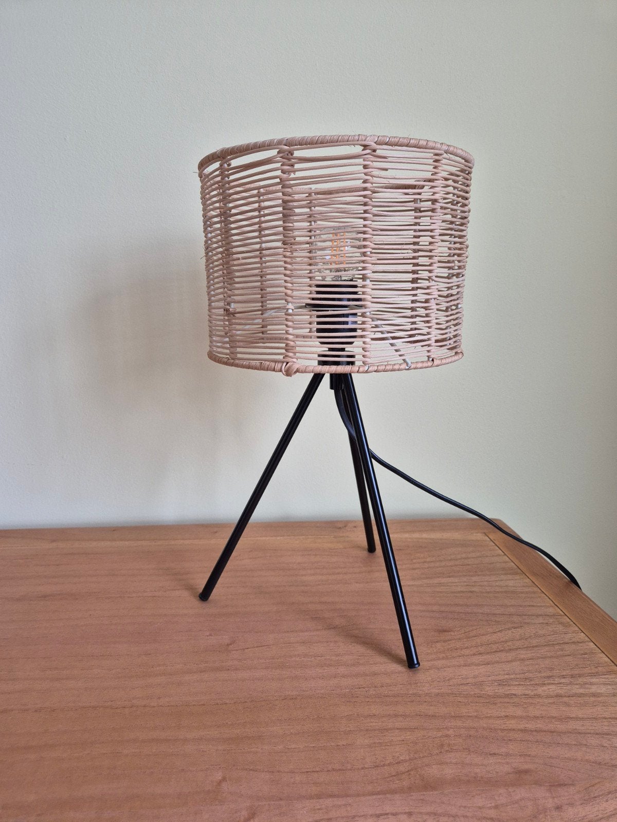 Rotan tafellamp met zwart onderstel, Huis en Inrichting, Lampen | Tafellampen, Ophalen, Zo goed als nieuw