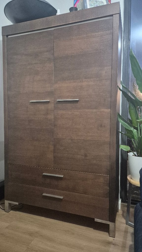 Donkerbruine kast met 2 planken, 2 lades en metalen details, Huis en Inrichting, Kasten | Wandmeubels, Gebruikt, Met deur(en)