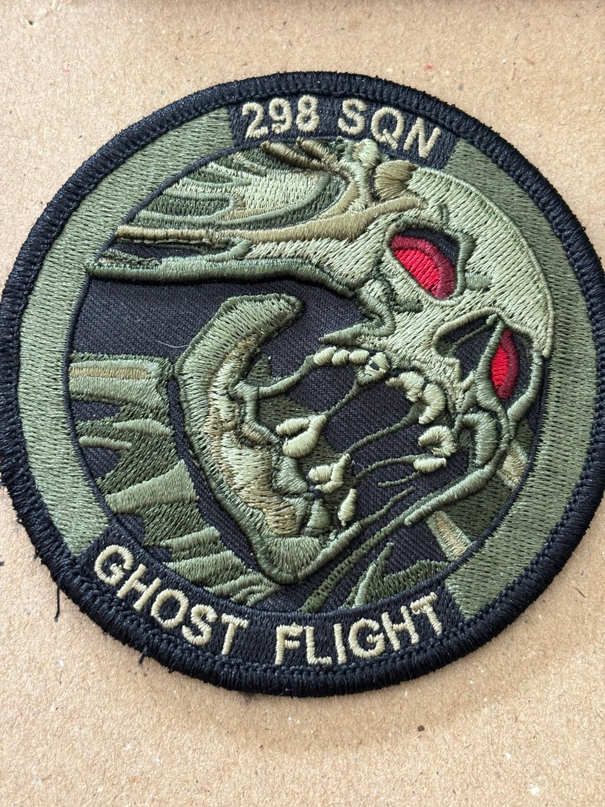 Embleem 298 SQN ghost flight, Verzamelen, Verzenden, Luchtmacht, Nederland, Embleem of Badge