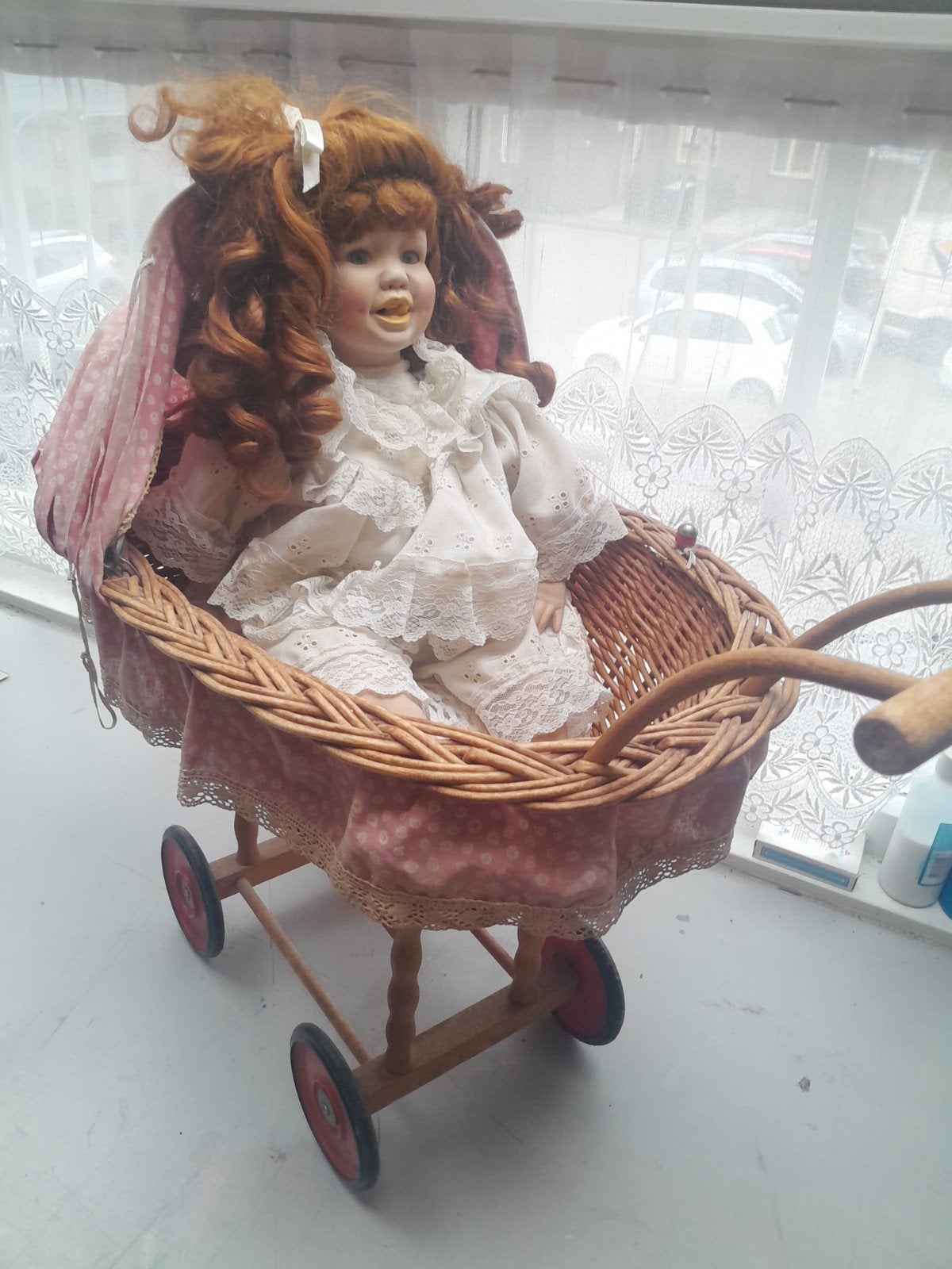 Antieke rieten poppenwagen met porseleinen pop, Antiek en Kunst, Ophalen