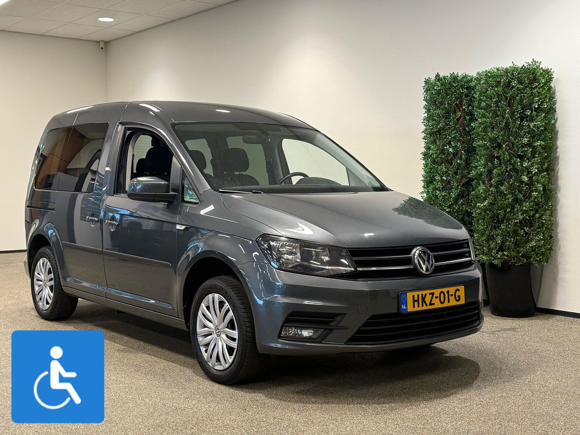 Volkswagen Caddy L1 Rolstoelauto 3+1 of 5+0, 12 maanden, Stof, Gebruikt, Handgeschakeld