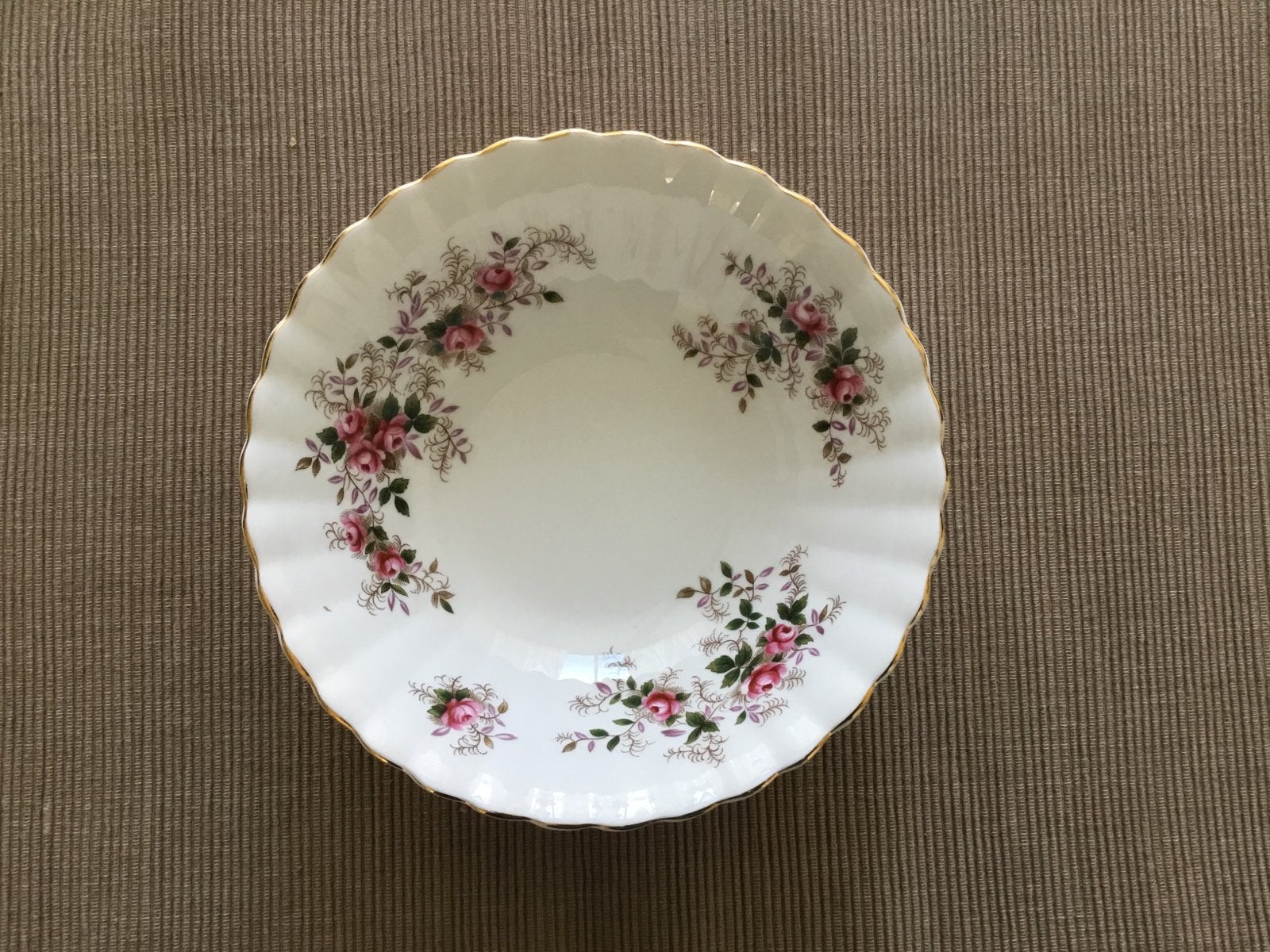 Vintage porseleinen schaal met rozenmotief en gouden rand, Ophalen of Verzenden