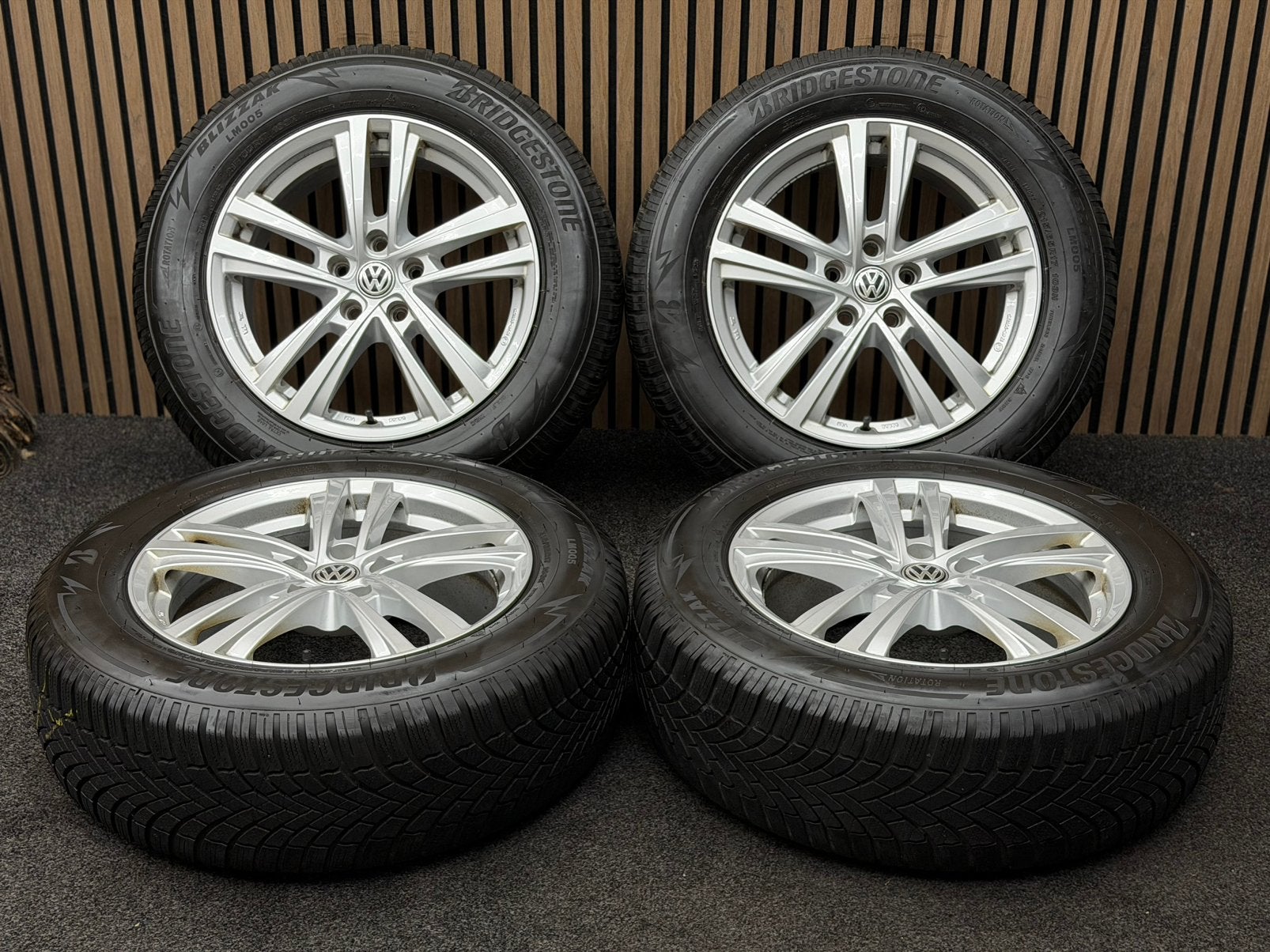 WINTER! 17 inch VW Tiguan 5x112 ET40 215/65/17 Bridgestone, Auto-onderdelen, Banden en Velgen, Ophalen, 215 mm, ., Banden en Velgen