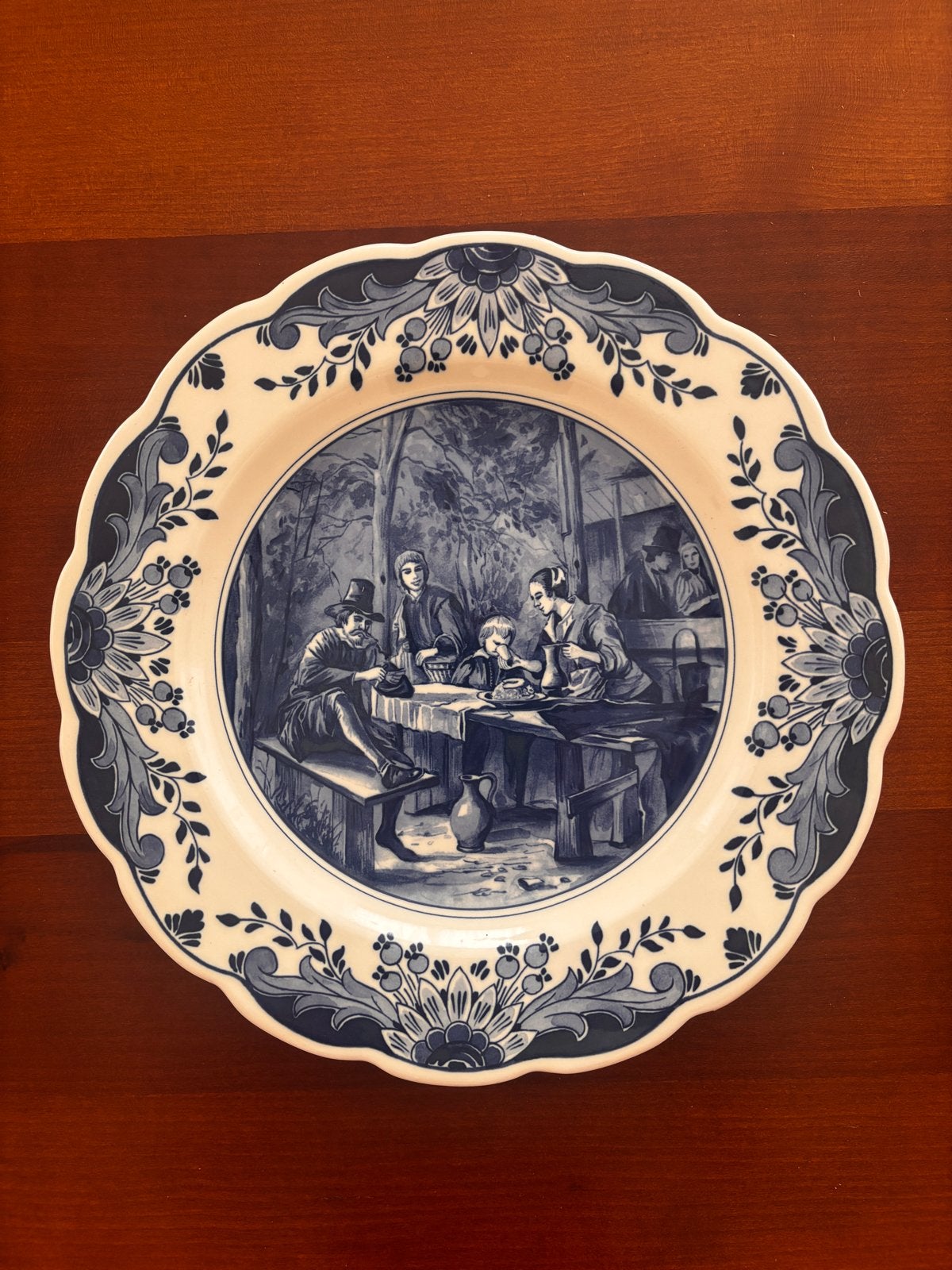Twee handgeschilderde Delftsblauwe en polychrome borden, Antiek en Kunst, Ophalen of Verzenden