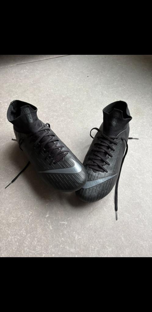 Nike voetbal schoen maat 44,5, Sport en Fitness, Voetbal, Maat XS of kleiner, Ophalen of Verzenden, Zo goed als nieuw, Schoenen