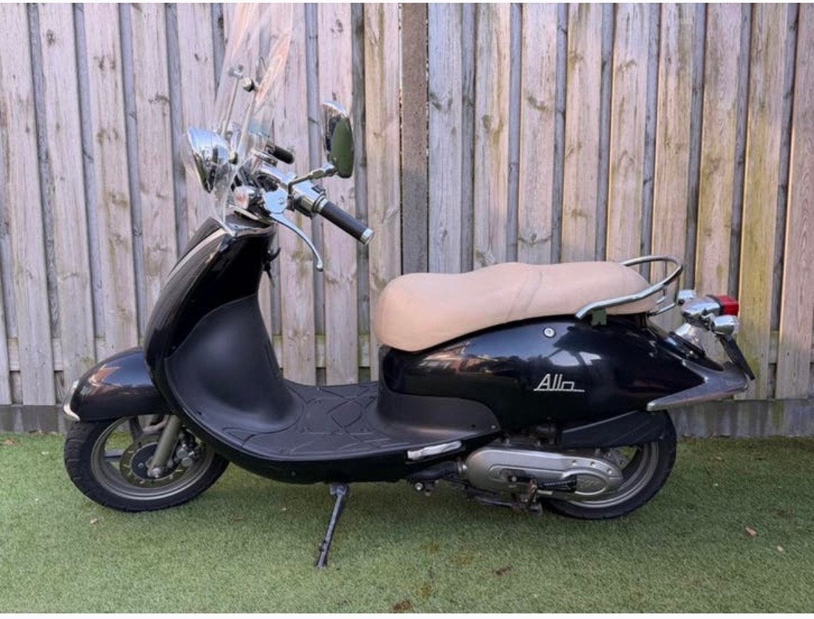 Sym Allo Scooter - Zwart, inclusief helm en slot, Fietsen en Brommers, Scooters | SYM, Ophalen, Gebruikt, Allo, Benzine