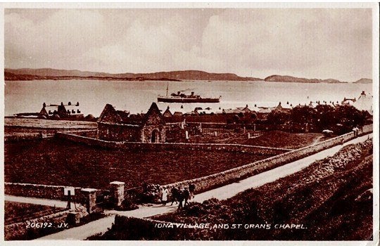 Oude ansichtkaart Iona Village en St. Oran's Chapel, Ophalen of Verzenden, Voor 1920, Gelopen, Stad of Dorp