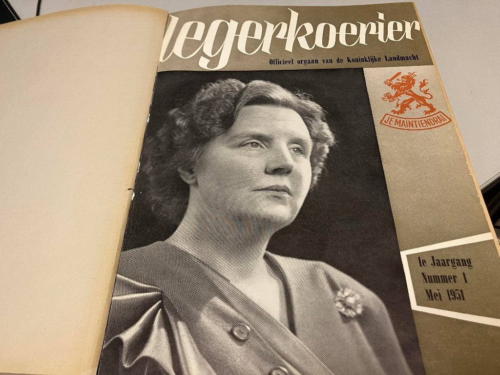 Legerkoerier incl 1e uitgave nabij 10kg aan info, Ophalen of Verzenden, 1945 tot heden, Gelezen, Algemeen