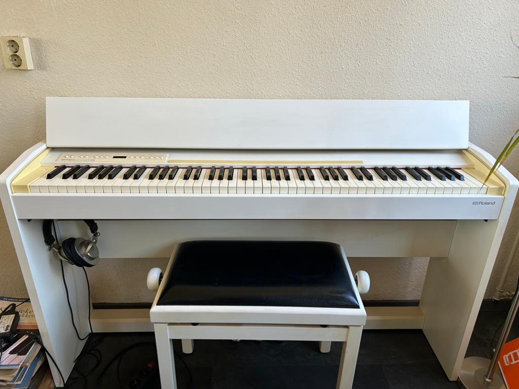 Roland Digitale Piano - Wit met Krukje, Muziek en Instrumenten, Piano's, Ophalen, Gebruikt, Wit, Digitaal