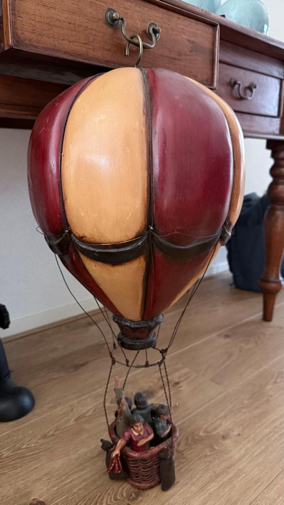 Decoratieve heteluchtballon met mandje en figuren, Ophalen of Verzenden