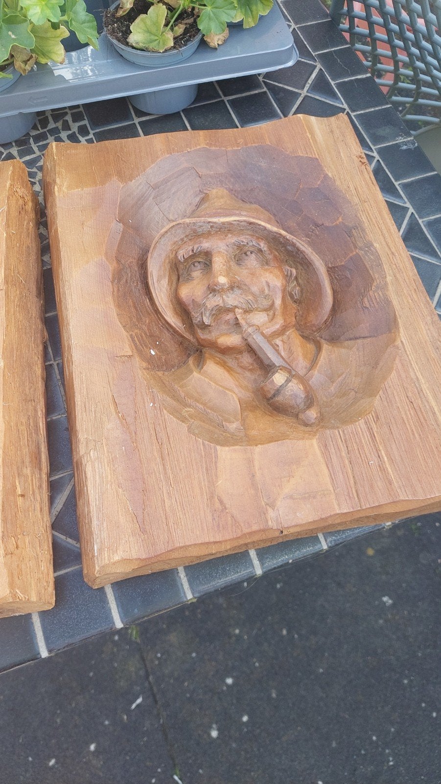 Houten wanddecoratie: Man met hoed en pijp, Antiek en Kunst, Houtsnijwerk, Ophalen of Verzenden, Handgemaakt, 20 - 50 cm