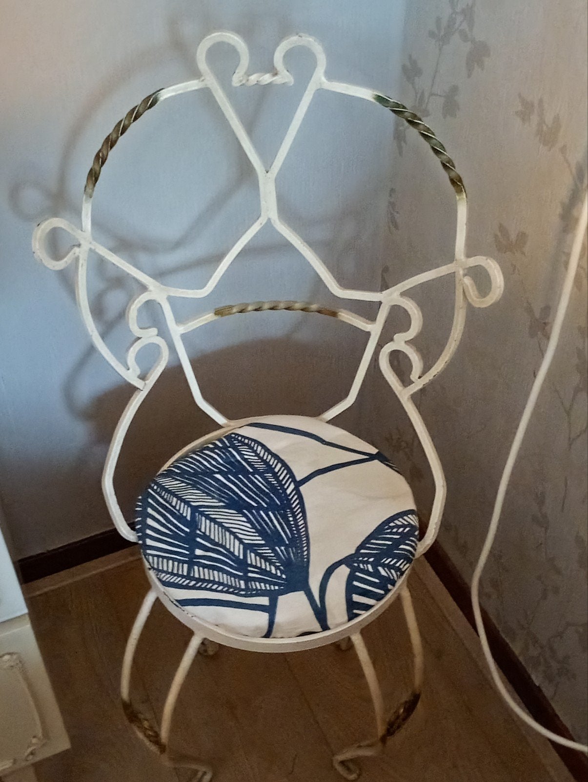 Vintage metalen stoel met kussen gietijzeren franse stijl, Antiek en Kunst, Ophalen