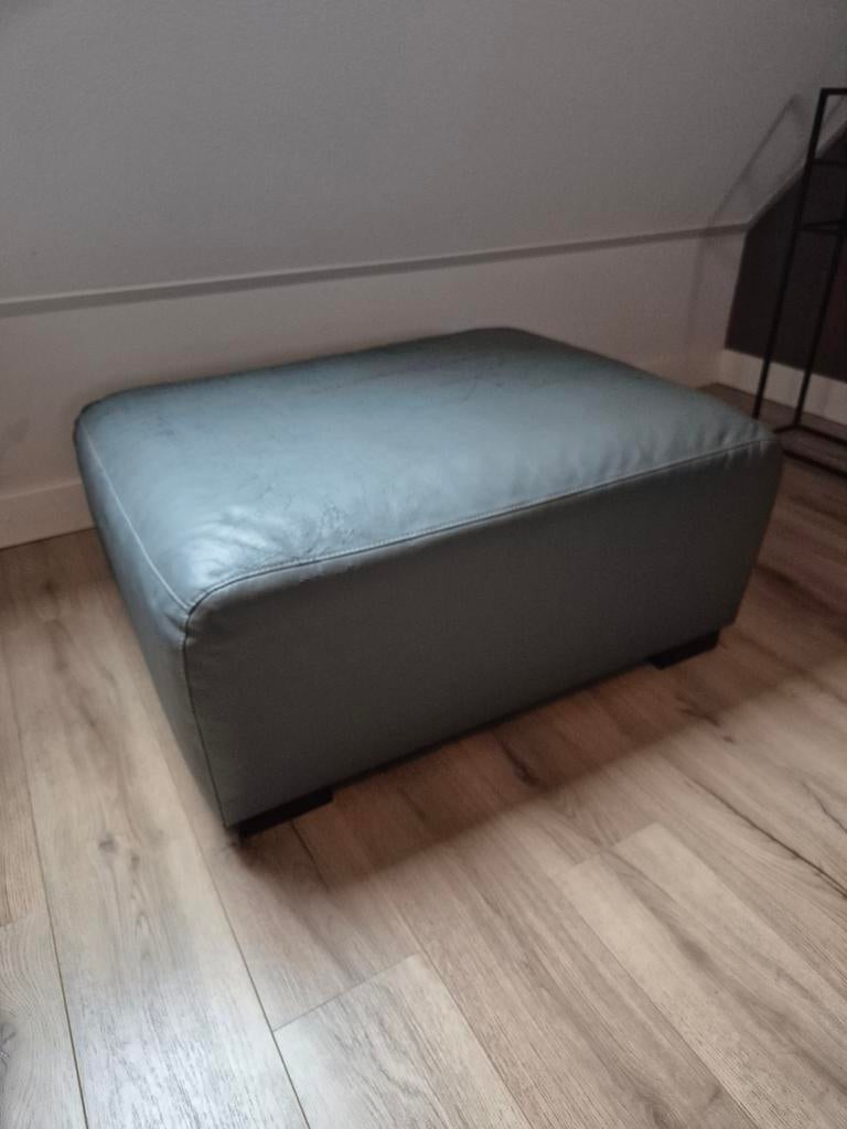 Gratis hocker/poef grijs leer, Ophalen, Gebruikt, Leer, 75 tot 100 cm