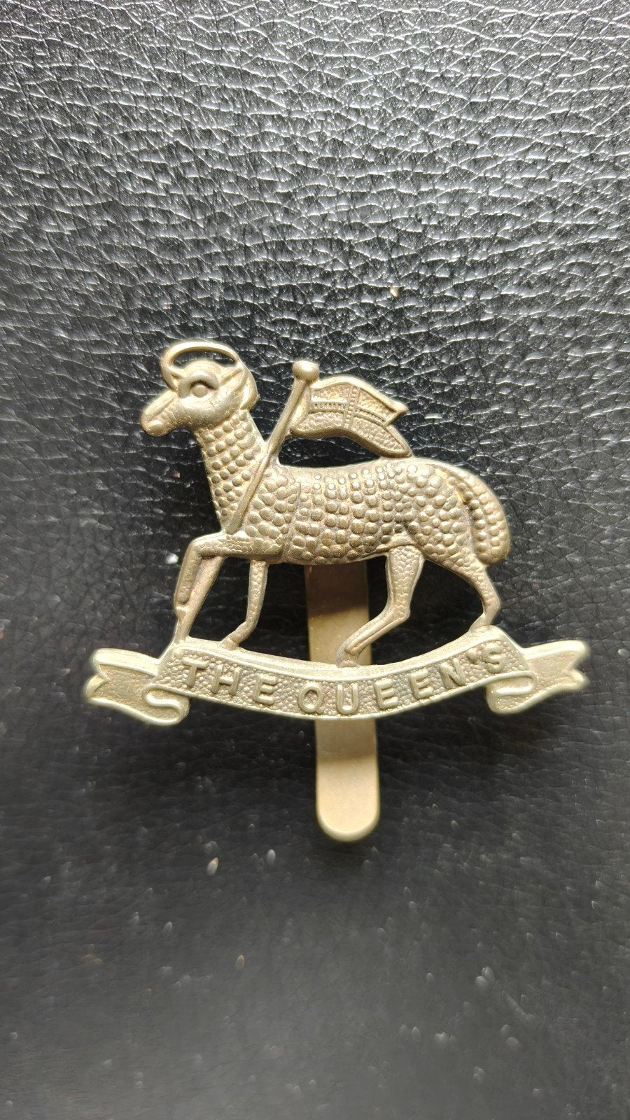 Originele WW1 capbadge The Queen's Regiment., Ophalen of Verzenden, Landmacht, Engeland, Embleem of Badge
