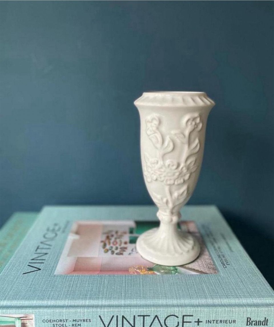 Delfts wit vaasje op voet met bloemreliëf, Ophalen of Verzenden