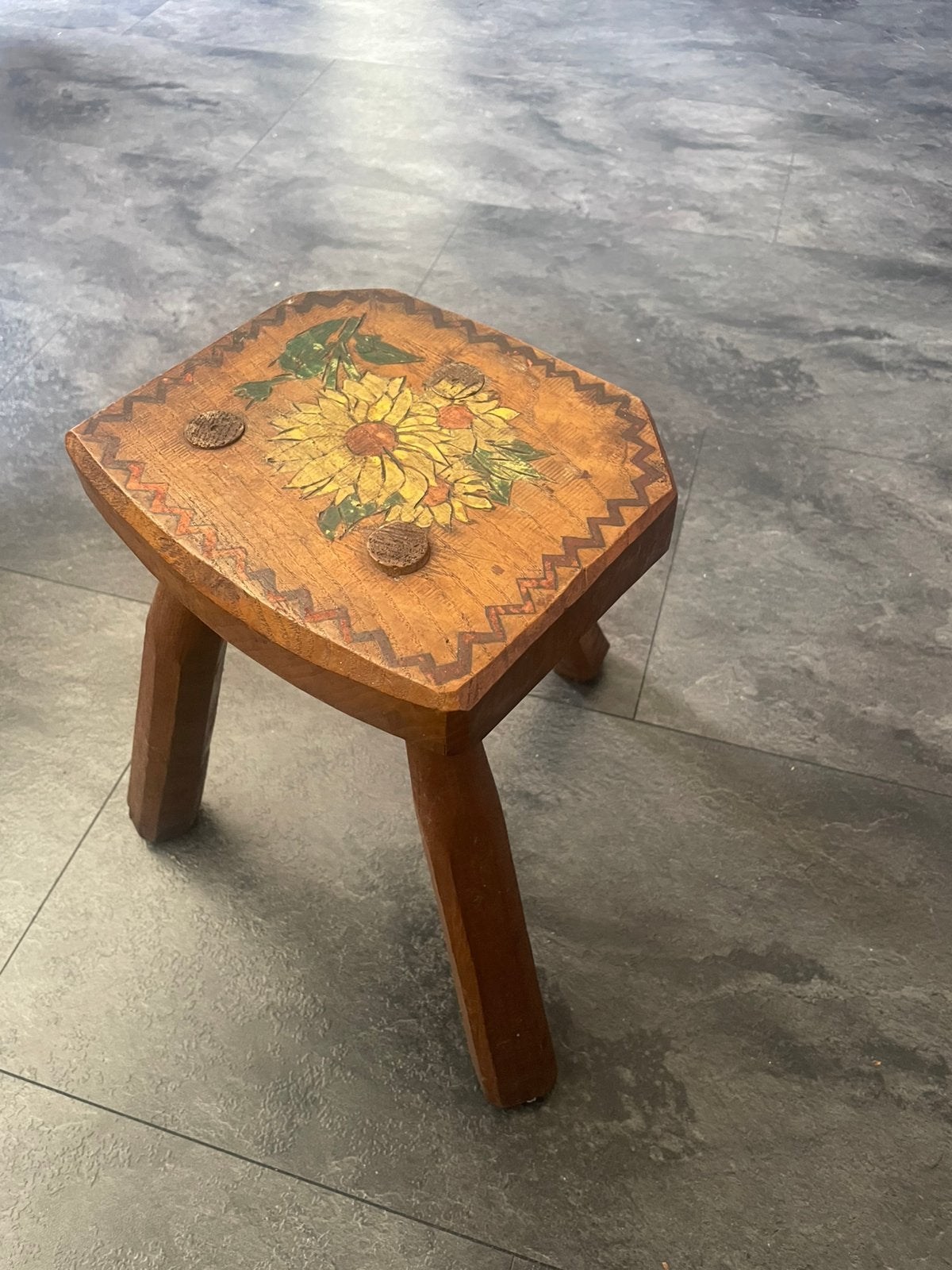 Prachtige vintage krukje met zonnen bloemen  17-3-1953, Antiek en Kunst, Ophalen of Verzenden