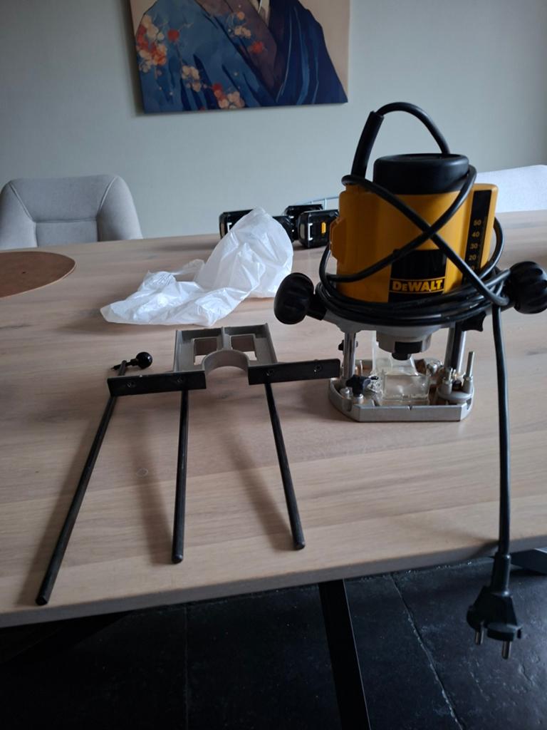 Dewalt Bovenfrees DW613 300W, Doe-het-zelf en Verbouw, Ophalen of Verzenden, 1200 watt of meer, Afkortzaag, 30 tot 70 mm