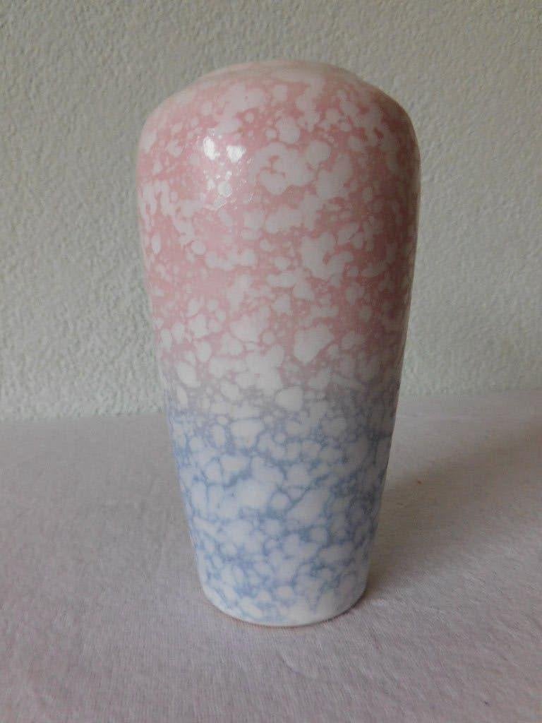 Vintage W. Germany vaasje, gevlekt in roze, blauw en wit, ge, Gebruikt, Handgemaakt, Meerkleurig, Ophalen of Verzenden