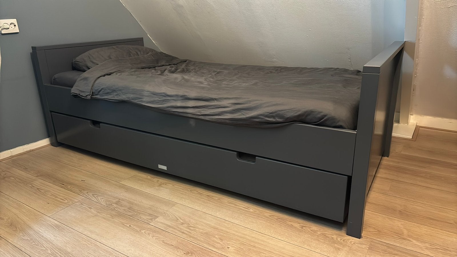 Jongens bed 200 lang 90 breed, Huis en Inrichting, Slaapkamer | Bedden, Gebruikt, Eenpersoons, 90 cm, 200 cm, Hout, Grijs, Ophalen