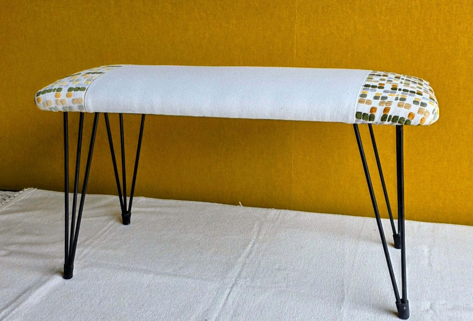 Vintage Bankje met Nieuwe Stoffering en Hairpin Legs, Ophalen of Verzenden