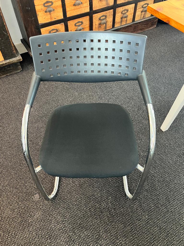 Vitra Visavis stoelen, Huis en Inrichting, Stoelen, Ophalen, Zo goed als nieuw, Kunststof, Vijf, Zes of meer stoelen