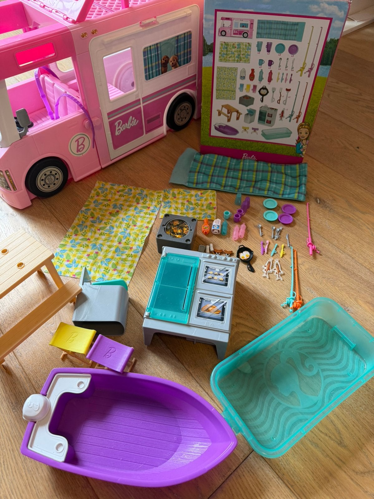 Barbie 3in1 droomcamper met doos, 4 barbies en kindje, Ophalen of Verzenden, Zo goed als nieuw, Toebehoren