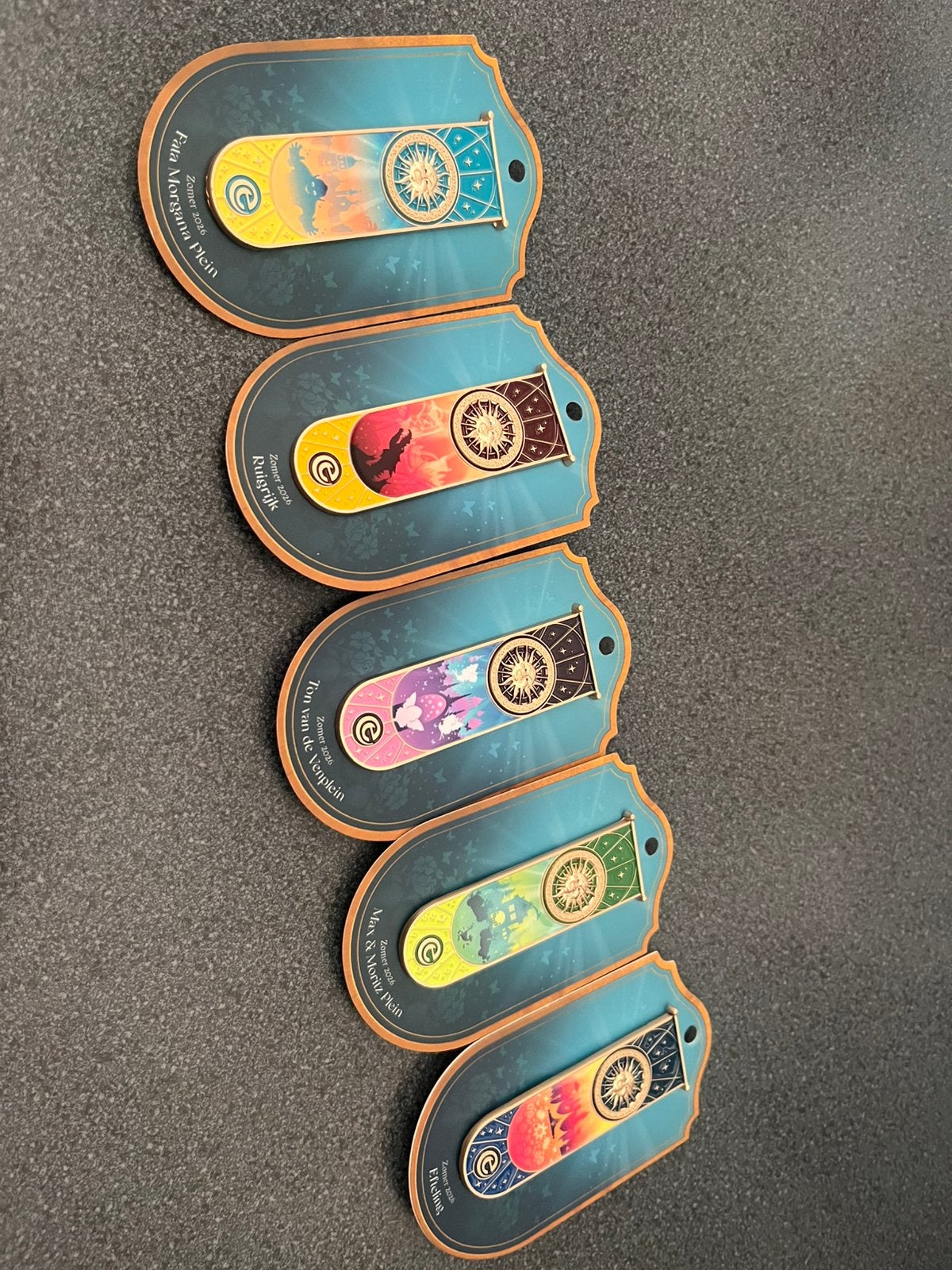 Volledige set zomervaandels Efteling 1 tm 5, Ophalen of Verzenden, Zo goed als nieuw, Button of Speldje