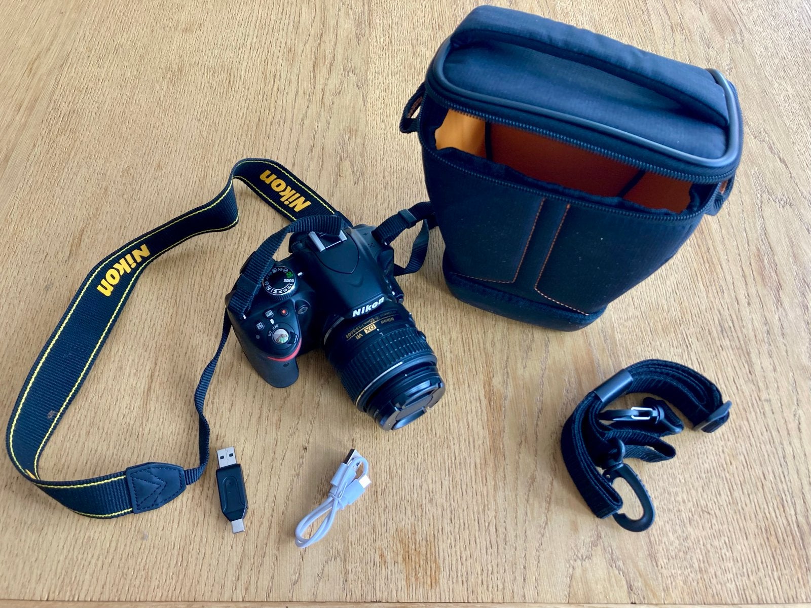 Nikon D3200 Spiegelreflexcamera met 18-55mm lens en tas, Spiegelreflex, Zo goed als nieuw, 4 t/m 7 keer, Accu