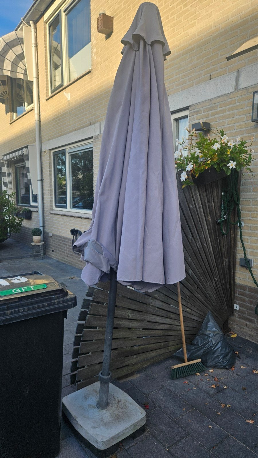 Gratis grijze parasol met voet - Ophalen in Diemen Noord, Tuin en Terras, Ophalen
