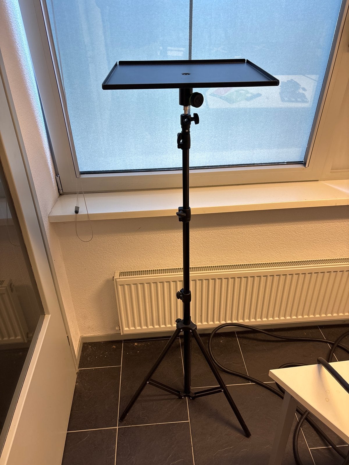 Statief met plateau voor laptop, projector of beamer, Ophalen, Zo goed als nieuw, In hoogte verstelbaar