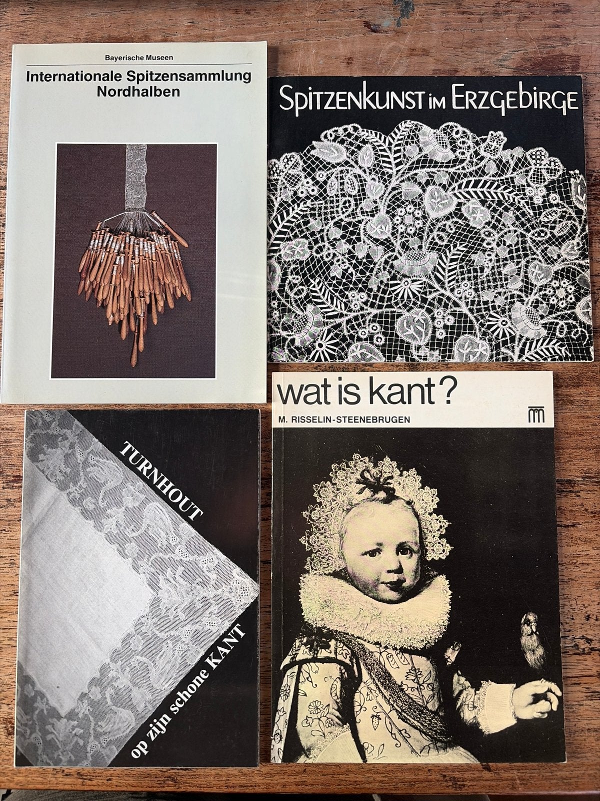 4 boeken over kantklossen en kant: zeldzame collectie, Ophalen of Verzenden