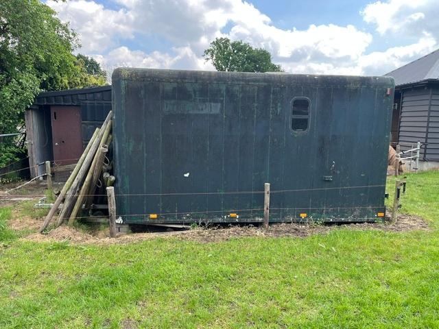 Verrijdbare schuilstal, Stalling, 2 of 3 paarden of pony's