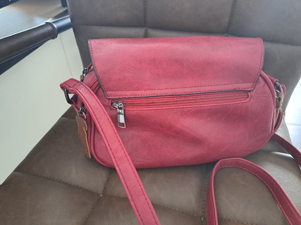 Tas Dames Cerise kleur met draagriem z.g.a.n., Sieraden, Tassen en Uiterlijk, Tassen | Damestassen, Ophalen of Verzenden, Zo goed als nieuw