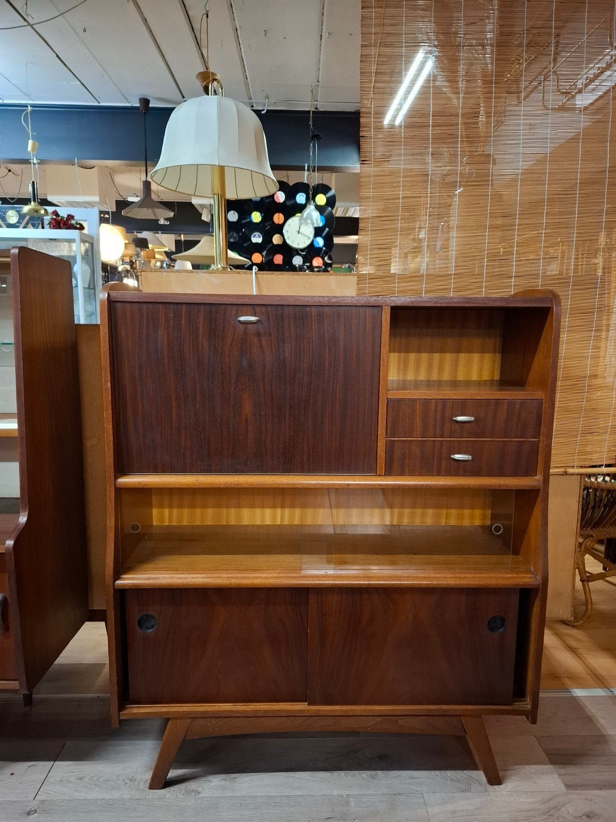 Vintage highboard wandkast teak vitrinekast buffetkast, Huis en Inrichting, Kasten | Wandmeubels, Zo goed als nieuw, Minder dan 150 cm