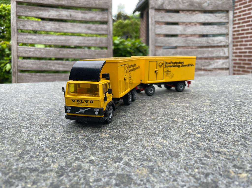 Siku 3714 - Volvo F7 met aanhanger Duitse post, Hobby en Vrije tijd, Modelauto's | 1:50, Ophalen of Verzenden, Gebruikt, Bus of Vrachtwagen