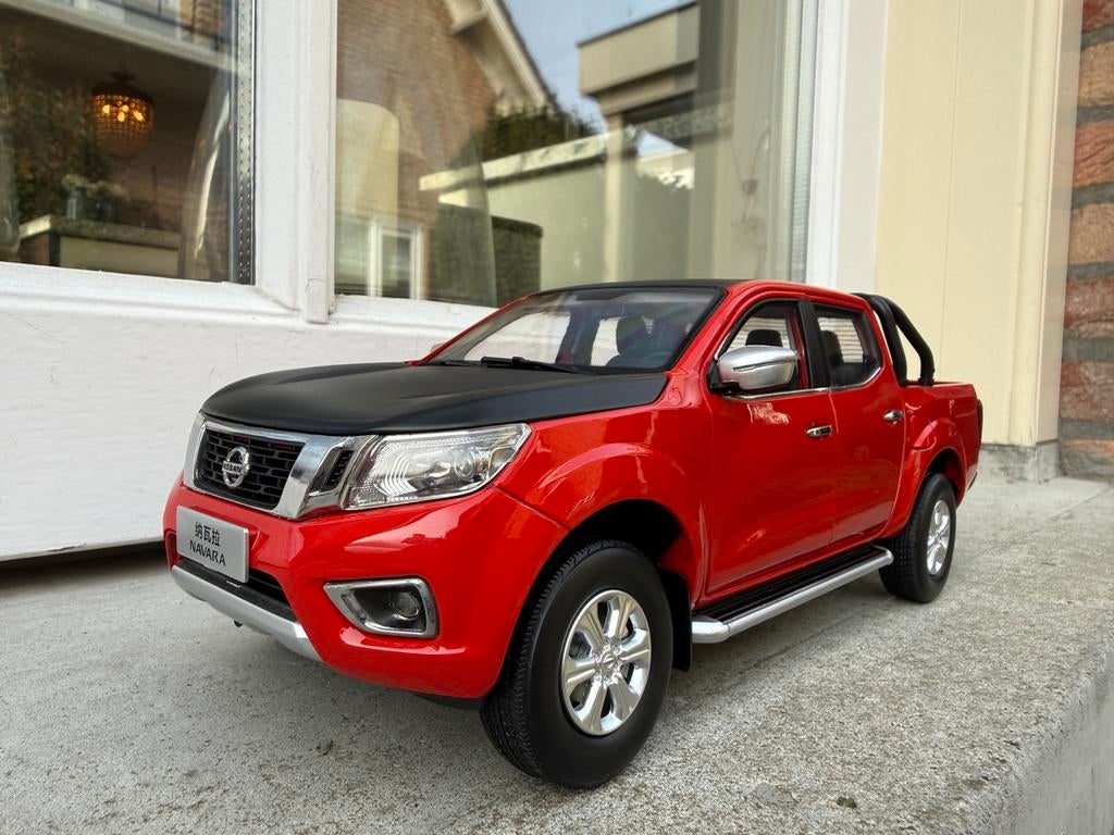 1:18 Nissan Navara Mk3 Pickup SUV rood 2013 DR Model, Hobby en Vrije tijd, Modelauto's | 1:18, Overige merken, Auto, DR Model