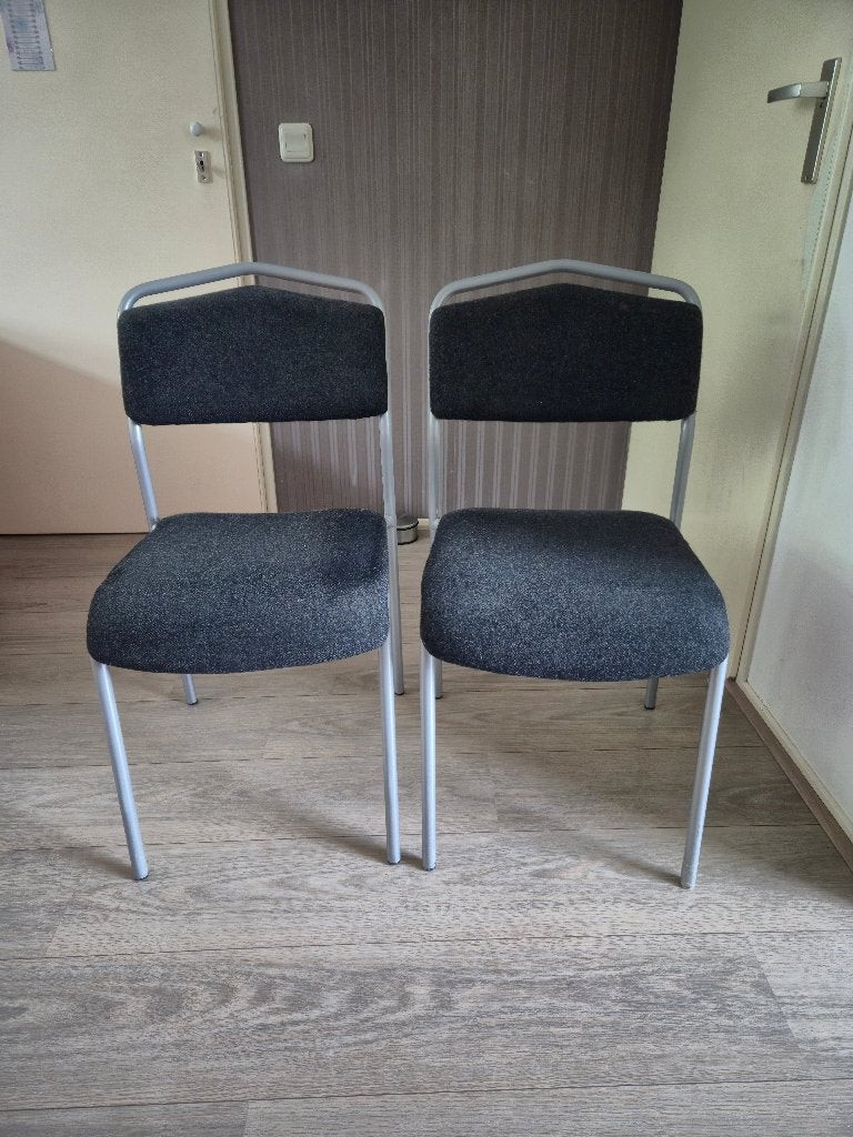 Stapelbare stoelen - 2 stuks - tijdelijk extra zitplek, Huis en Inrichting, Ophalen, Gebruikt, Twee, Metaal
