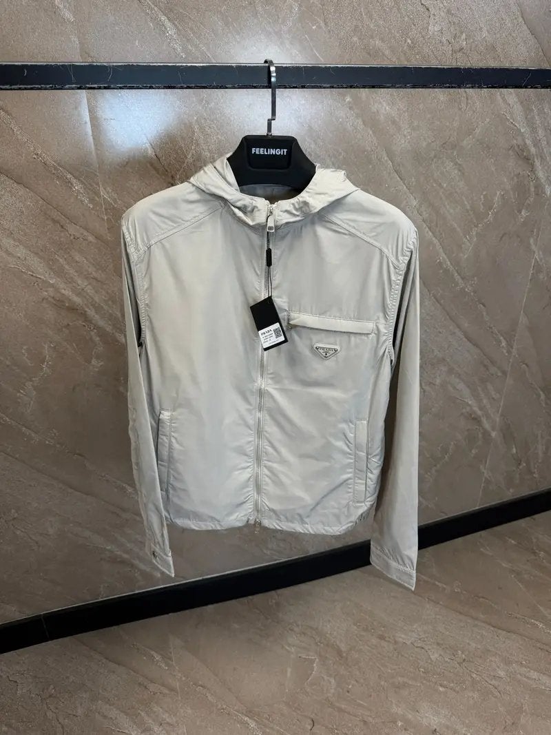 Prada Windjack met Capuchon - Nieuw met labels, Kleding | Heren, Jassen | Zomer, Verzenden, Nieuw, Maat 48/50 (M), Beige