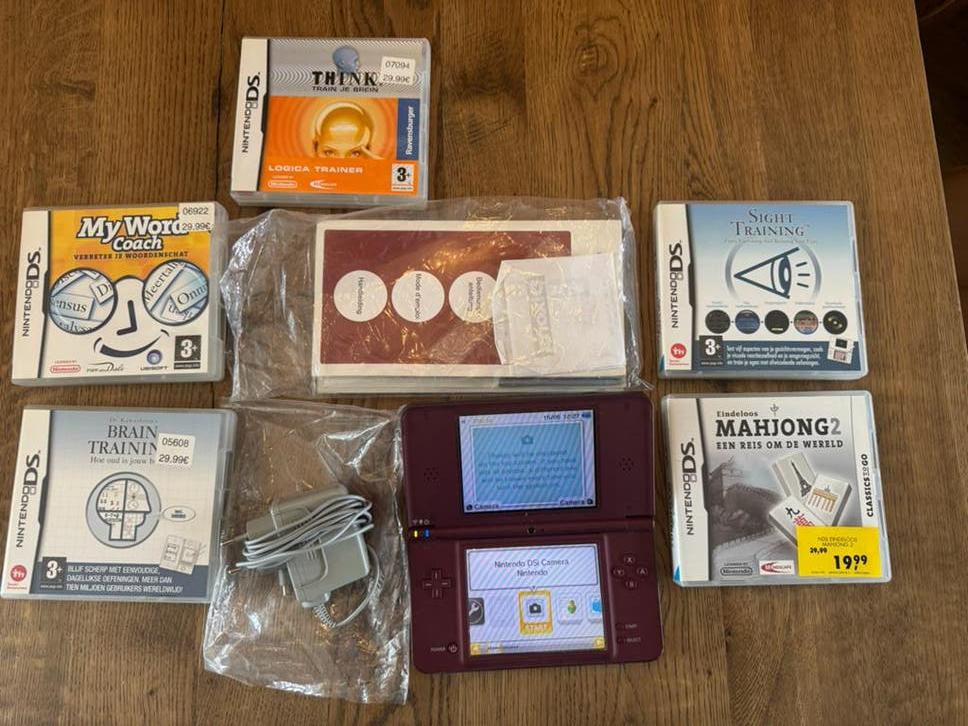 Rode Nintendo DSi xl met 5 spellen en oplader en stylus, Spelcomputers en Games, Spelcomputers | Nintendo DS, Dsi XL, Met games