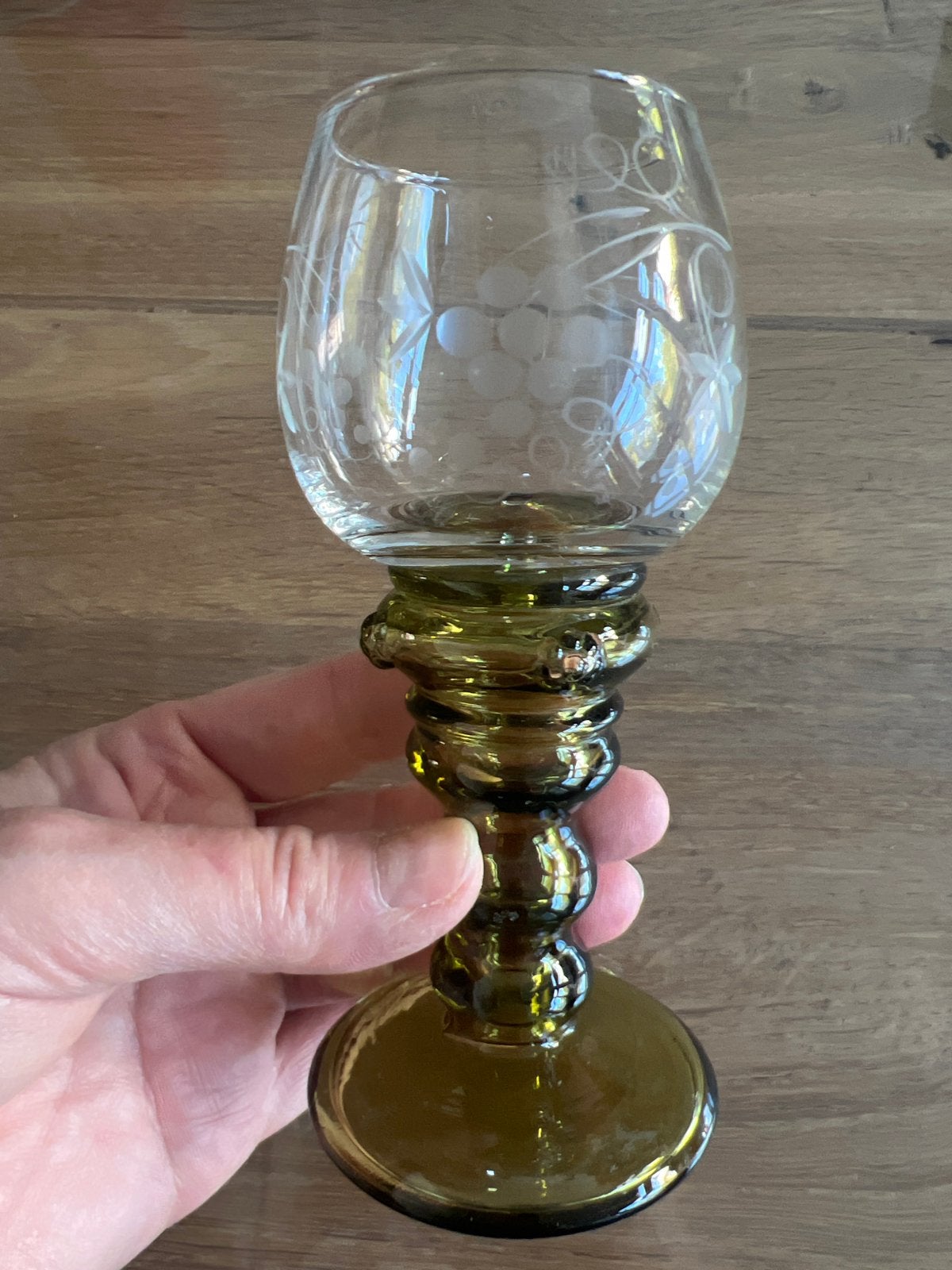 Antiek Wijnglas met Druivenmotief - Groen Glas, Ophalen of Verzenden