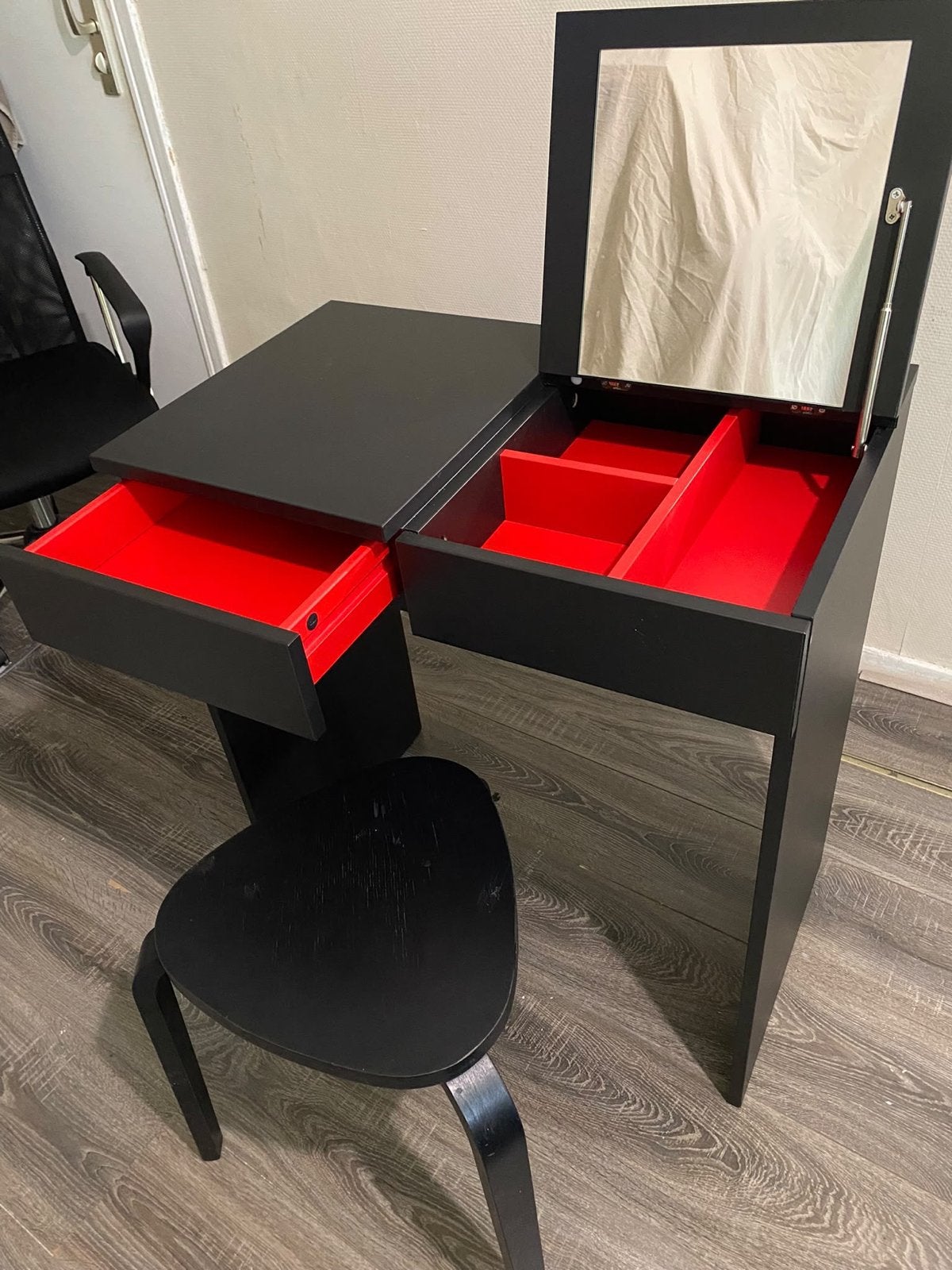 Make-up tafel met krukje - Zwart met rood interieur, Ophalen, Gebruikt, 50 tot 100 cm, Minder dan 100 cm