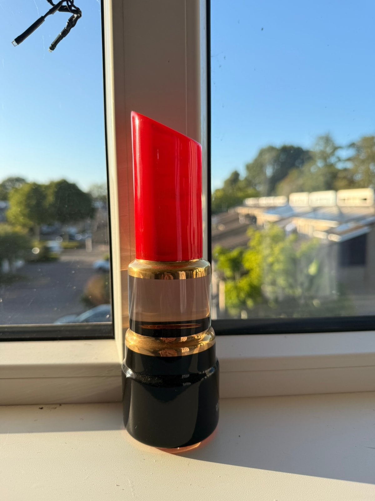 Kosta Boda 'Make Up' Lipstick Rood 21 cm - Åsa Jungnelius, Antiek en Kunst, Glas, Object, Ophalen of Verzenden, Rood