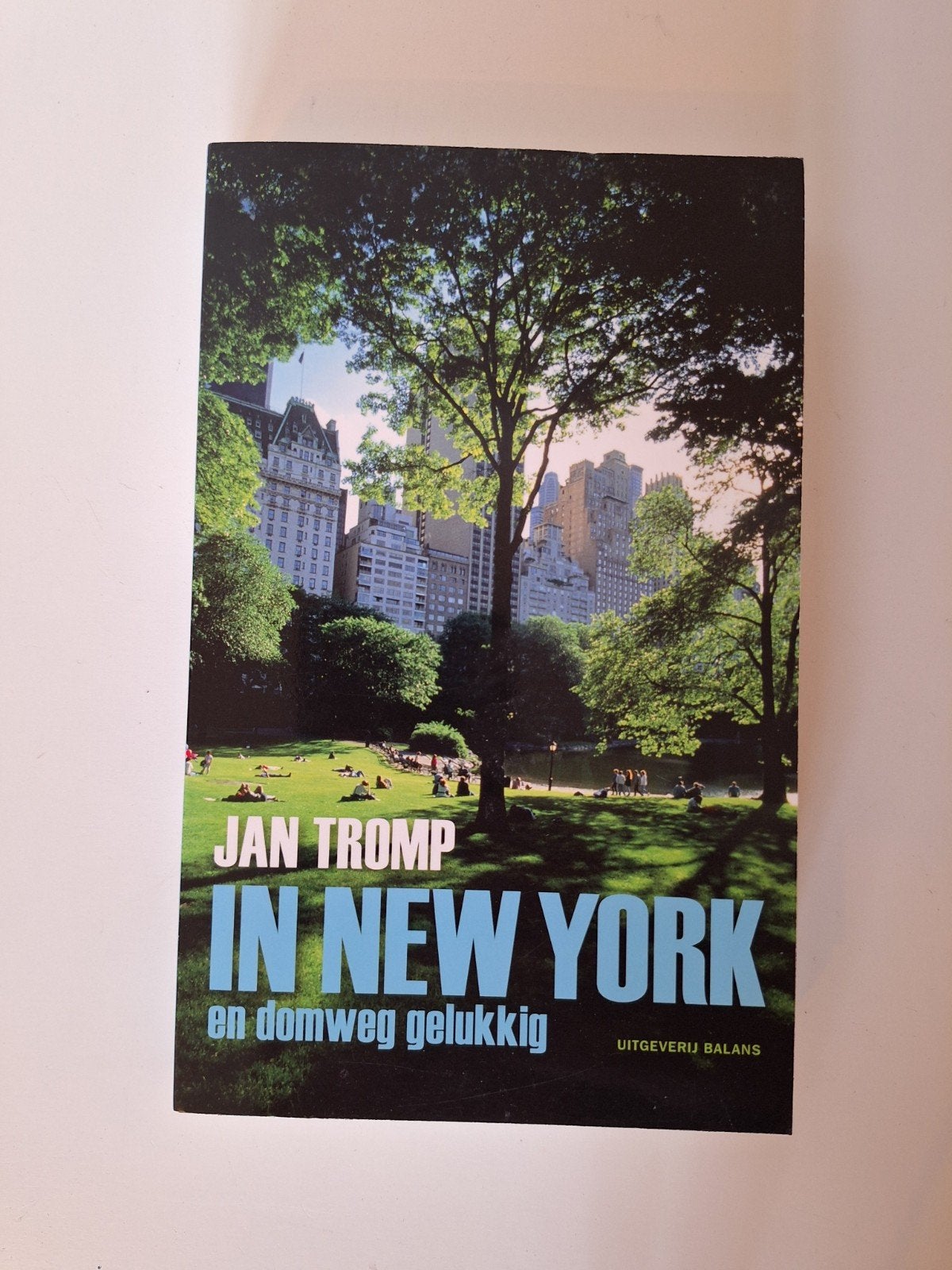 Jan Tromp - In New York en domweg gelukkig, Overige merken, Ophalen of Verzenden, Zo goed als nieuw, Reisgids of -boek