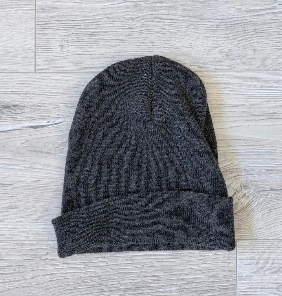Donkergrijze gebreide muts – unisex – goede staat, Ophalen of Verzenden, Zo goed als nieuw, Overige maten, Muts