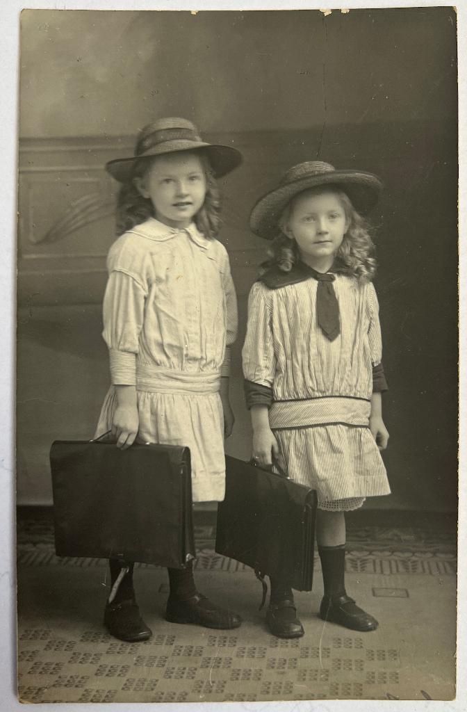 Oude foto/ansichtkaart - Meisjes met schooltassen ca. 1914, Gebruikt, Foto, Ophalen of Verzenden, Voor 1940