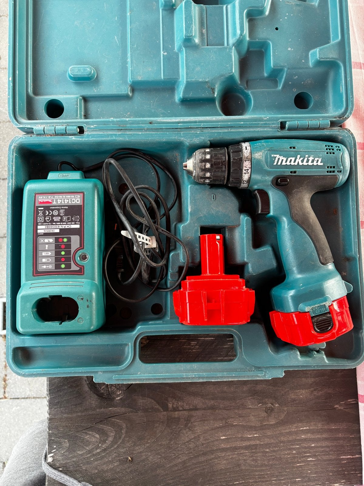 Makita 6270DWAE Accuboormachine - Acculader defect, Doe-het-zelf en Verbouw, Gereedschap | Boormachines, Gebruikt, Variabele snelheid